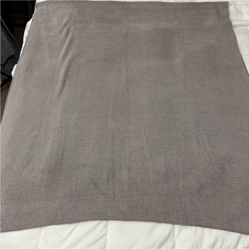 Barefoot Dreams CozyChic Ribbed Trim Throw Blanket or beach blanket - Picture 8 of 8
